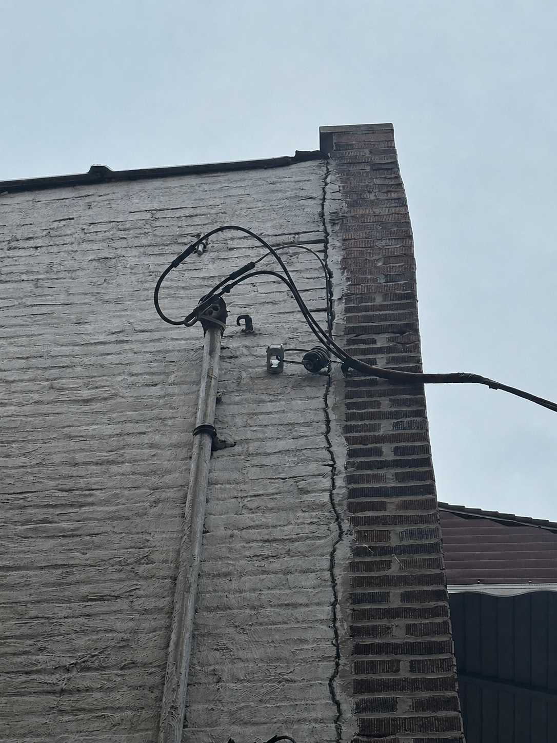Cracked wall before masonry repair.